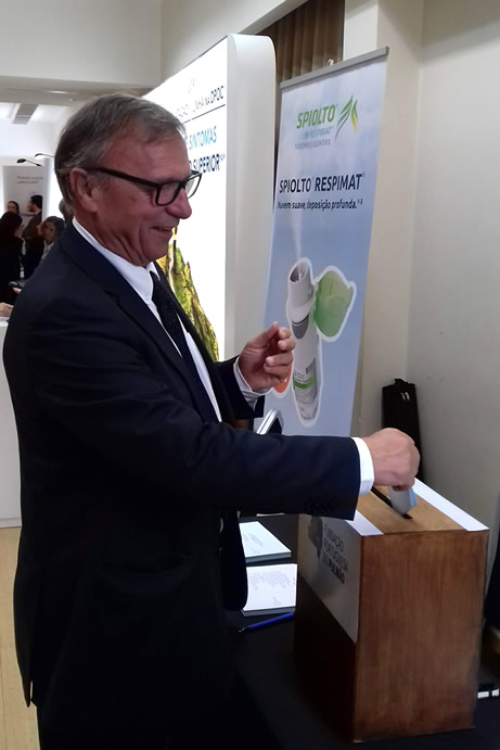 Prof. José Alves no momento de voto